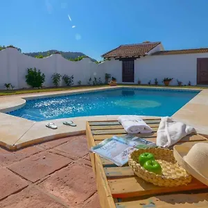 https://spacious-holiday-home-with-gorgeous-garden-near-malaga.1costadelsol.com